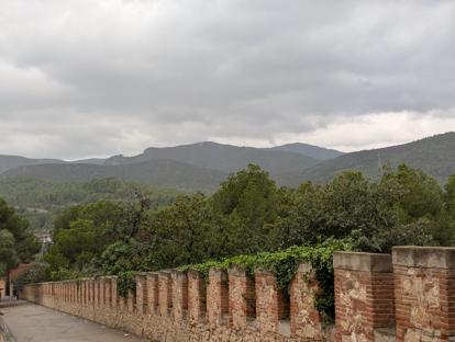 Widok z Castelldefels na pobliskie wzgórza