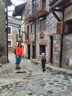 Okoliczna zabudowa głównie z kamienia