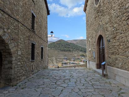 Pomiędzy budynkami prześwitują widoki