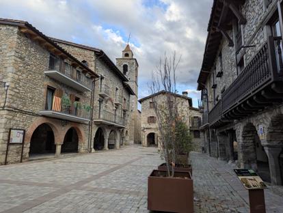 Plac miejski z drugiej strony i kościół