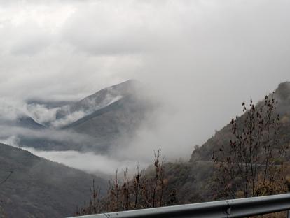 Góry wyłaniające się z chmur