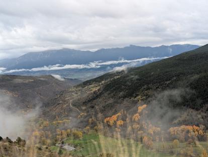 Tu już pięliśmy się zboczem góry na wschód, z prawej przepaść i widoki