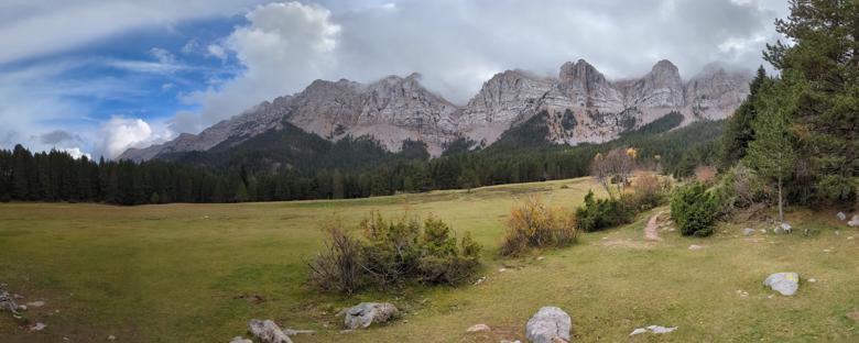 Panorama z Prat de Cadí (1830 m) na Cadí-Moixeró, jeden z widocznych szczytów to Pic de Costa Cabirolera (2604 m)