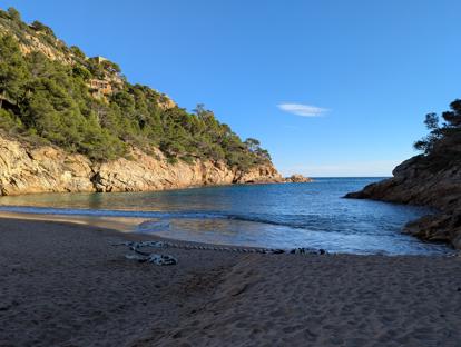 Plaża w zatoce Cala Pola