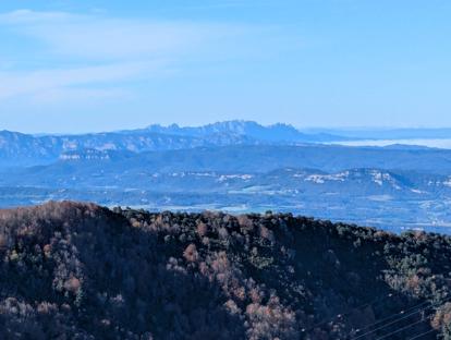 W oddali ciekawe skały