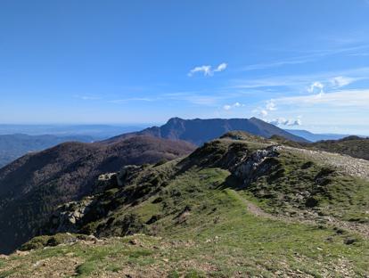 Za zachodzie najwyższe szczyty Montseny: z lewej Los Agudes (1705 m), z prawej Turó de l&rsquo;Home (1705 m)