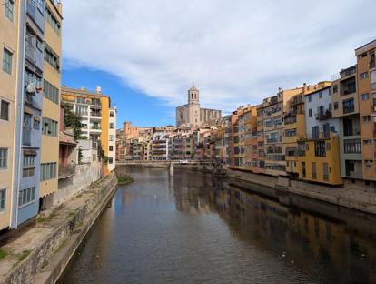 Rzeka i kolorowe budynki - trochę podniszczone