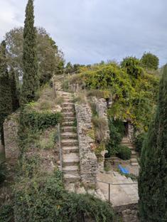 Części murów w różnym stanie