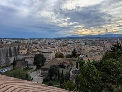 Widok z baszty na Gironę i góry