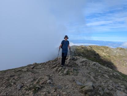 Chmury przetaczające się za Turó de l&rsquo;Home